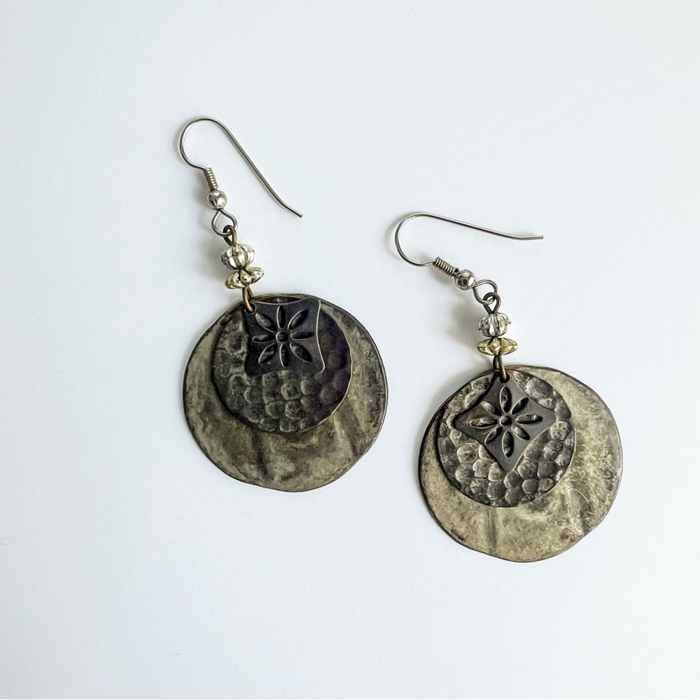 🔥3/$25 Vintage Gold and Silver Shell Dangle Earrings